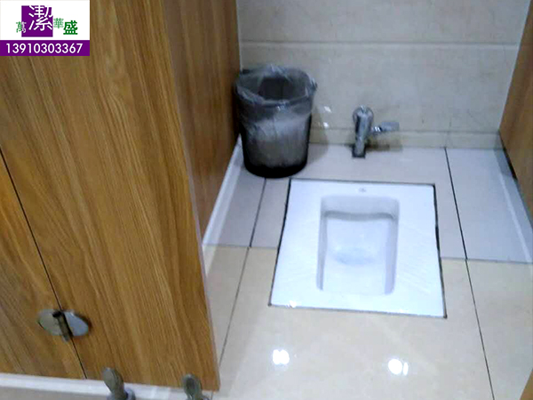 寫(xiě)字樓廁所日常保潔圖片